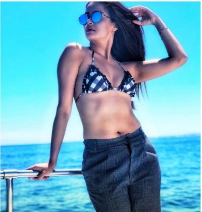 ‘Hate Story 2’ actress Surveen Chawla shares a beautiful pic with admirable caption…have a look
