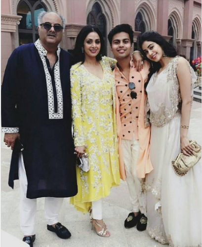 Jhanvi Kapoor poses with family and rumoured beau!
