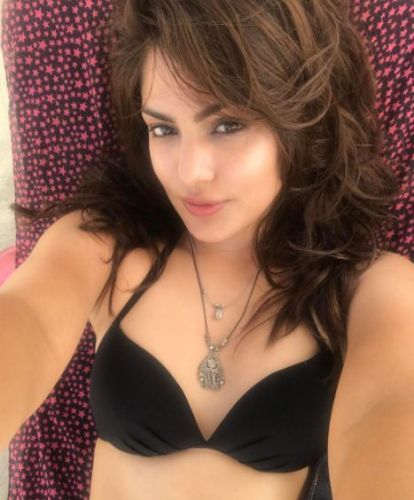 Rhea Chakraborty uploaded her hot pictures on Instagram