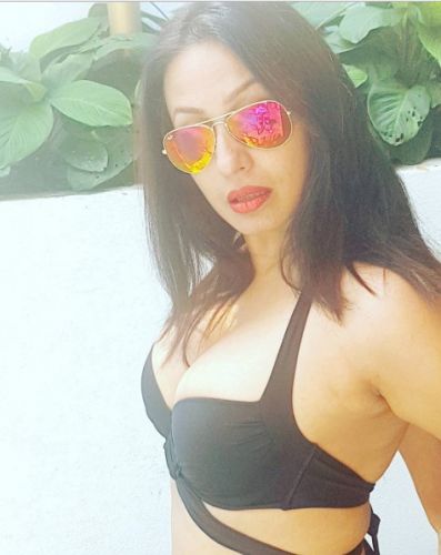 Kashmera Shah flaunts her sexy look in bikini