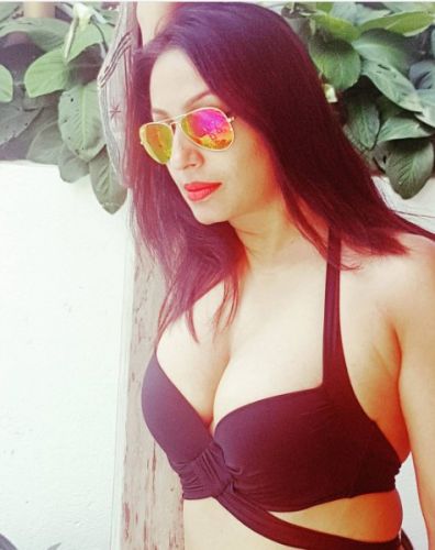 Kashmera Shah flaunts her sexy look in bikini