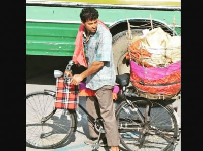 This Bollywood Actor sells ‘Papad’ on Bicycle, take a look