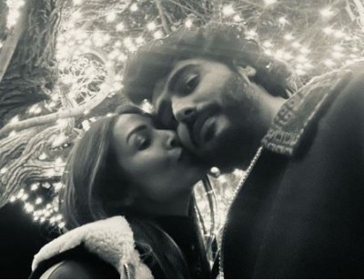 Watch, Malaika Arora Kisses Arjun Kapoor as she celebrates New Year’s Eve