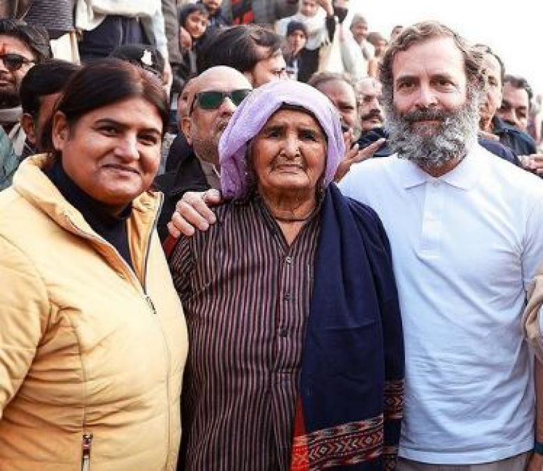 Video!! Kamya Punjabi joins Bharat Jodo Yarta, Rahul Gandhi shares photo with her