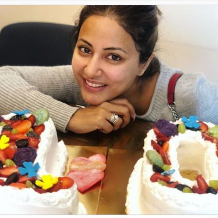 Hina Khan cuts cake on completion of 10 years in the industry, check out photo here