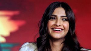 Sonam Kapoor stuns with her look at Red Carpet of Filmfare