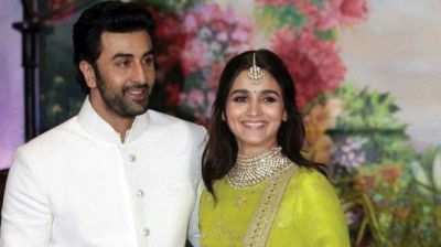 Lovebirds Ranbir Kapoor and Alia Bhatt are all smiles in this latest picture, check it out here