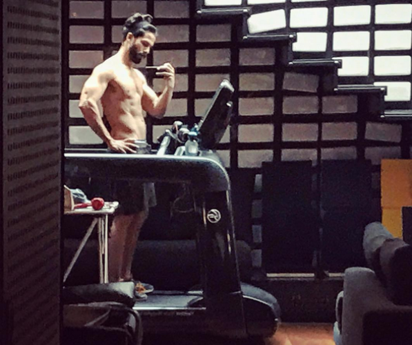 Shahid Kapoor is raising the temperature with these hot pictures