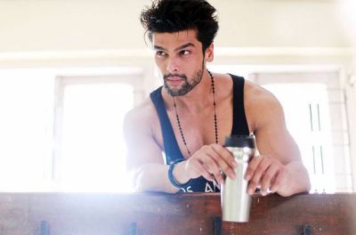 Kushal Tandon Looks Fab in Leaked Pic From ALTBalaji