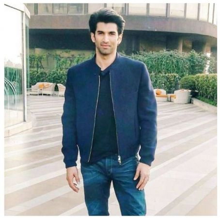 Aditya Roy Kapur debut to Instagram with this pic....check out here
