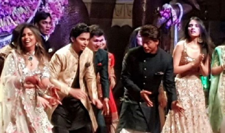 Watch the Bollywood Stars dancing at Akash and Shloka's engagement party