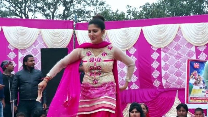 Haryanvi Hot Dancer Sapna Chaudhary dancing moves on a song