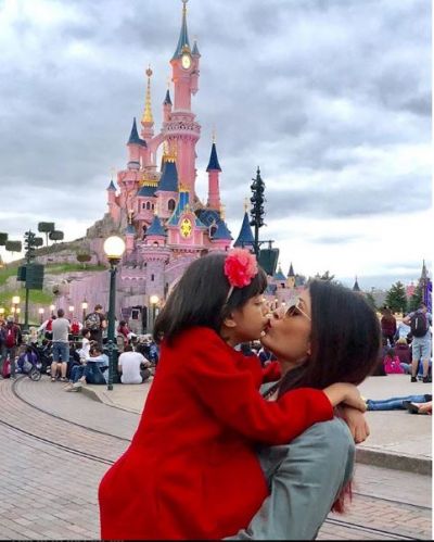 In Picture: Again a cute attempt by Aaradhya to copy Aishwarya