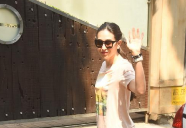 Karisma Kapoor arrived at Kareena Kapoor's residence on the occasion of Holi