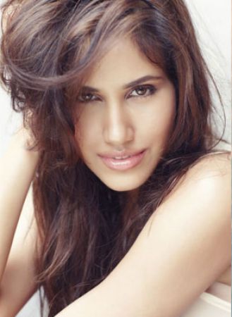 Pyaar Ka Punchnama fame Sonnalli Seygall is way hotter than her on-screen presence