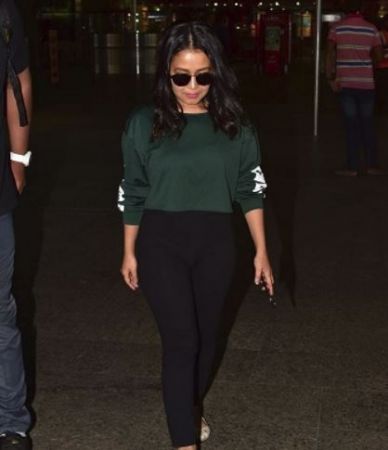 Neha Kakkar snapped at airport, check out the gloomy mood of singer