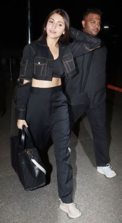 Anushka Sharma Recent Appearance is all black out…check pics in slider