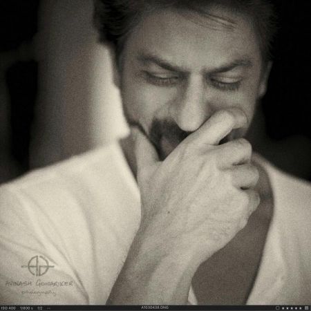 This black & white picture of SRK will speed up your heart beat