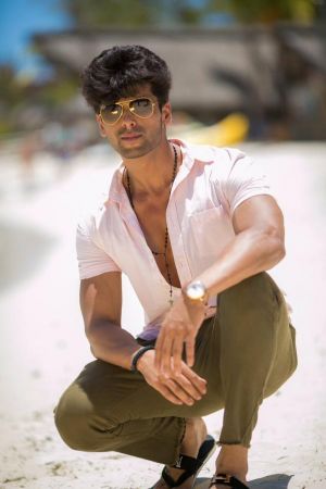 The dashing Kushal Tandon's pictures are too hot to handle