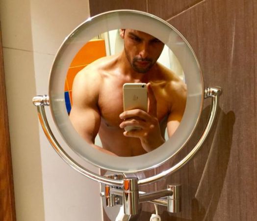 The dashing Kushal Tandon's pictures are too hot to handle