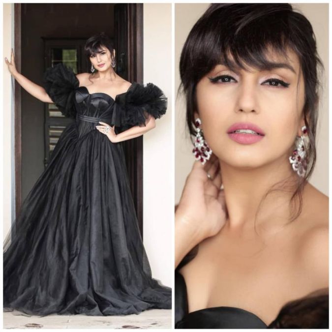 Huma Qureshi’s looks Black chick at Cannes 2019