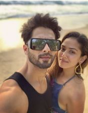 Shahid Kapoor-Mira Kapoor soaking the sun while Misha and Zain play by the beach, check out the pic here