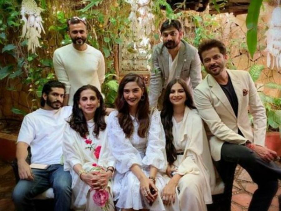Sonam Kapoor and family pose for a beautiful family picture