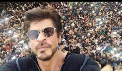 ‘King Khan’ Turn 52 Year old today, check this awesome Picture of SRK birthday-bash.