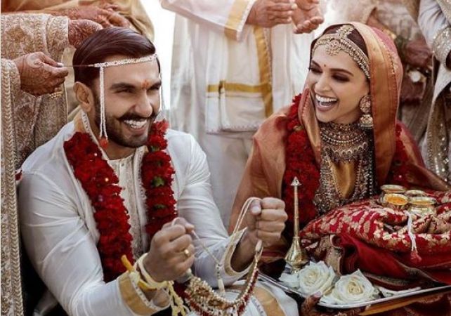 Italian staff greats guest in Konkani and Hindi at the DeepVeer wedding