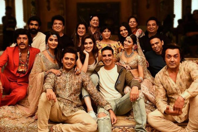 Housefull star cast all smiles as they wrap up the shooting without Nana Patekar and Sajid Khan