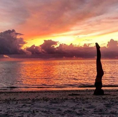 Wow!!! Sonakshi Sinha performs a headstand in Maldives, see photo