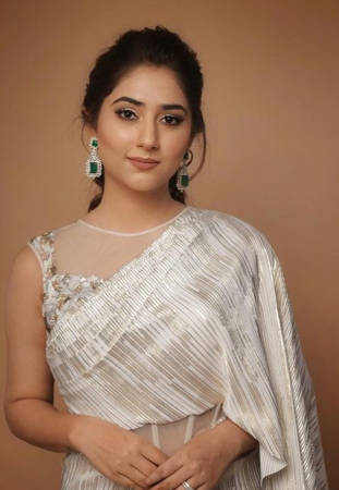Disha Parmar thanks the audience for both 