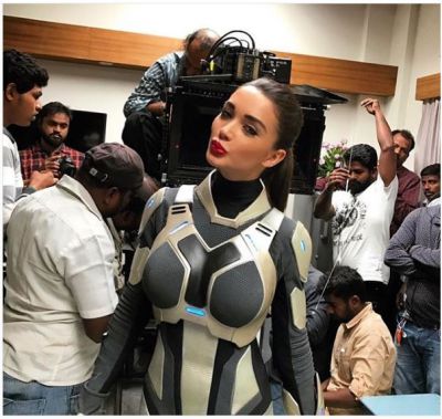 In this photo Amy Jackson sending kisses from 2.0 sets