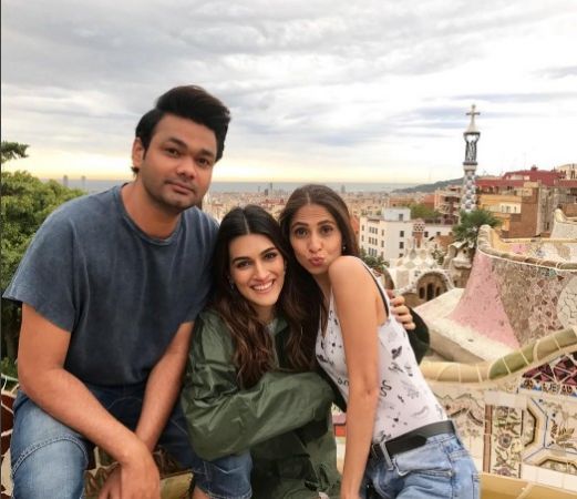 Kriti Sanon is having dreamy time in her Spanish holiday