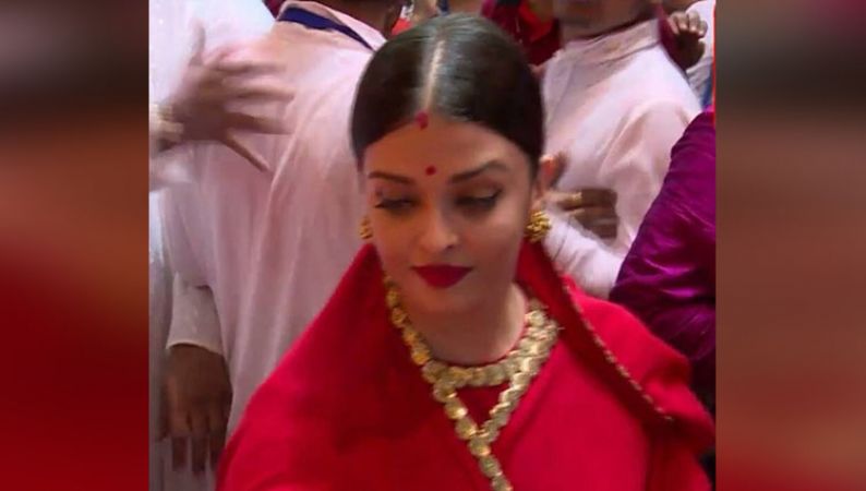 Aishwarya Rai Bachchan reached to Lalbaugcha Raja to take blessing