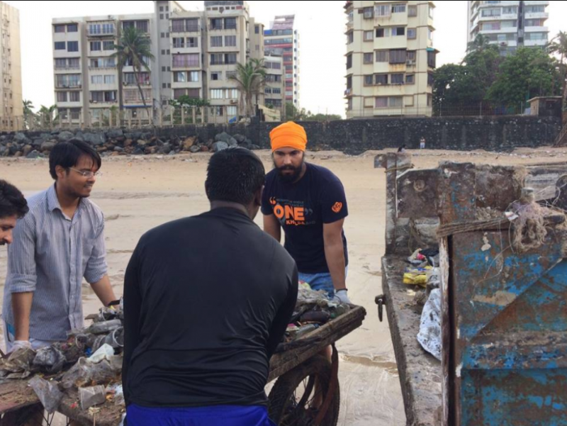 Randeep Hooda cleaned Versova Beach after Ganpati Visarjan