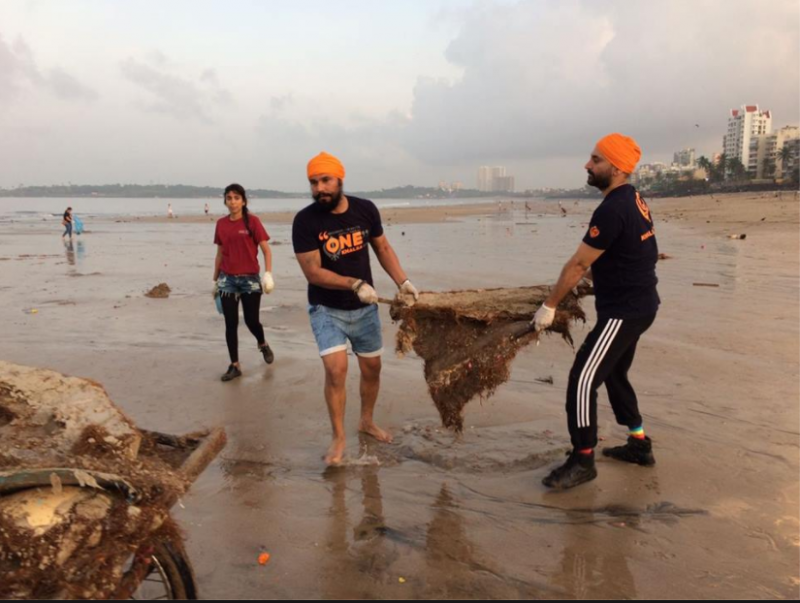 Randeep Hooda cleaned Versova Beach after Ganpati Visarjan