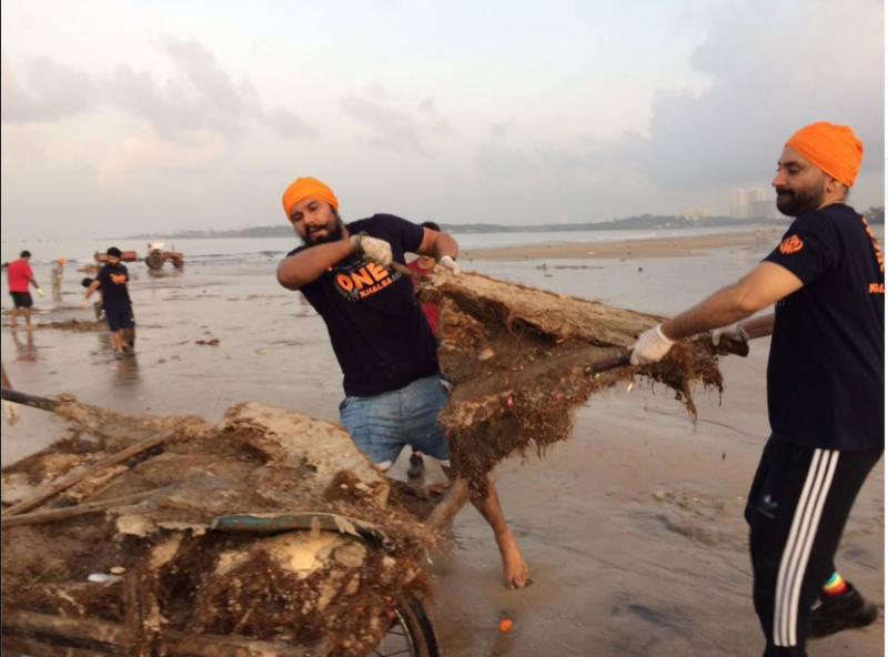 Randeep Hooda cleaned Versova Beach after Ganpati Visarjan