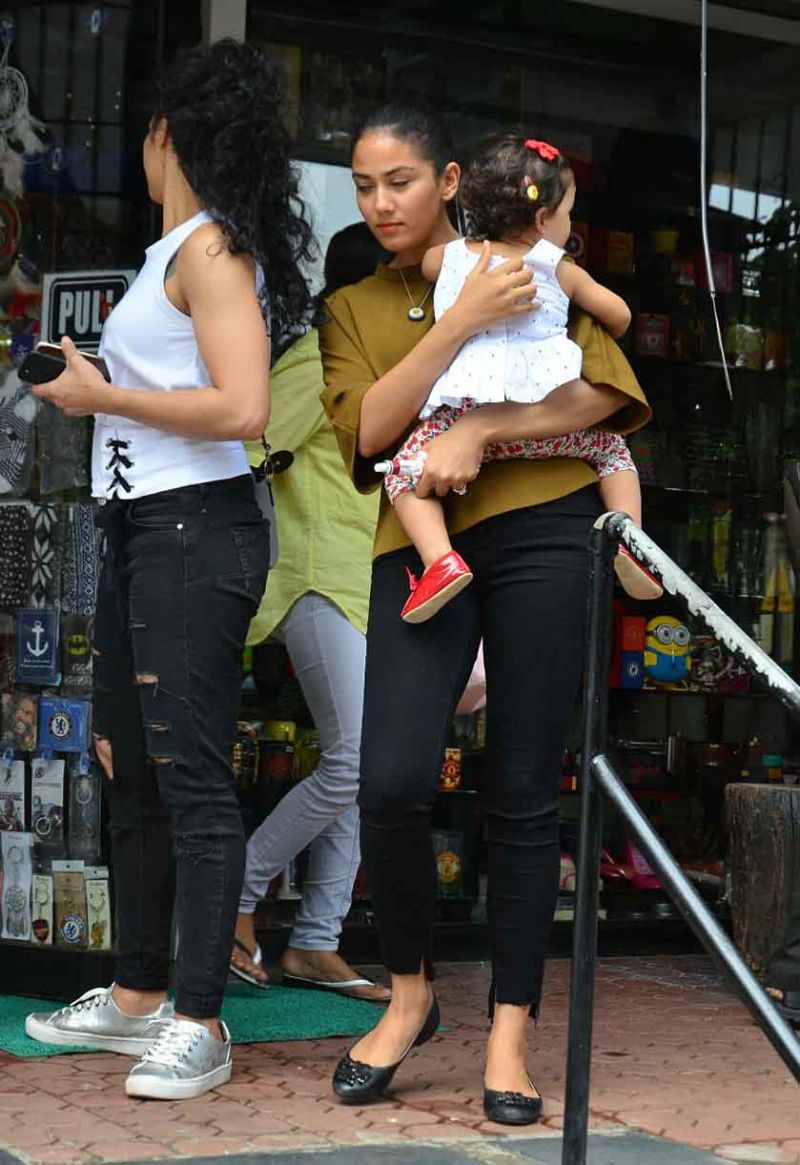 Mira Rajput spotted holding daughter Misha in her arms