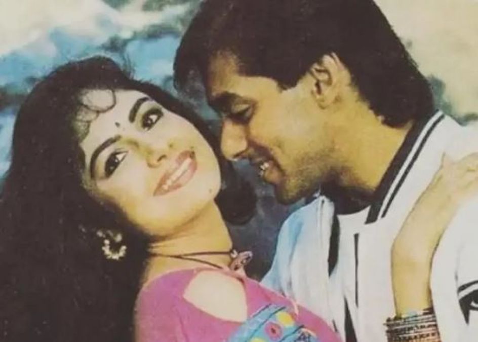 Ayesha Jhulka recalled the time when Akshay Kumar spit water on her face