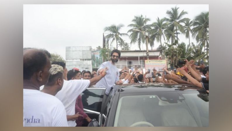 Swachhata hi sewa: Shahid Kapoor cleans Juhu beach after Ganesh Visarjan