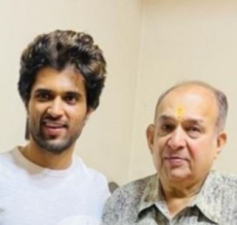Vijay Deverakonda meets the  theatre owner who called him Anaconda