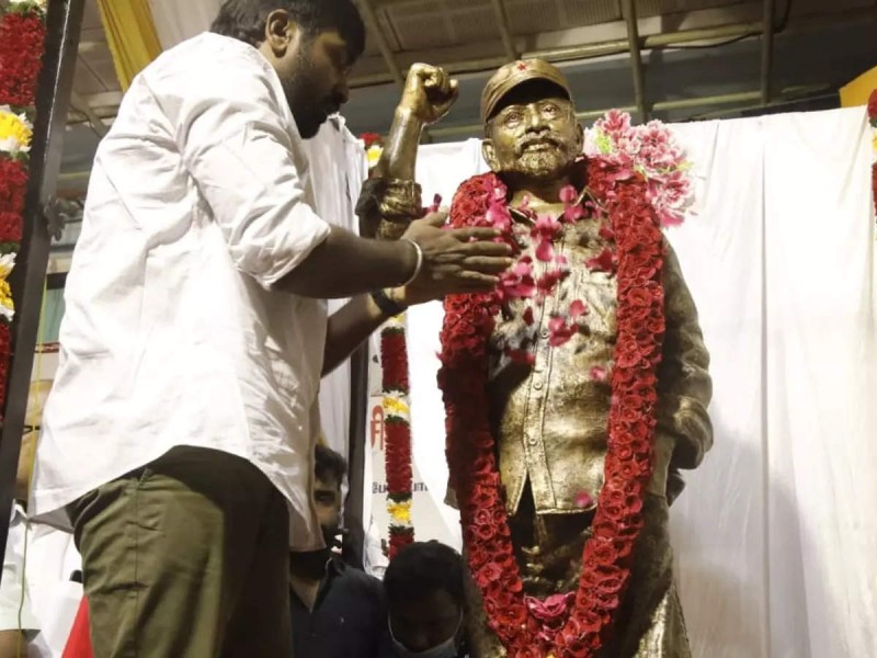 Inaugurating the statue of late director SP Jananathan, Vijay Sethupathi becomes emotional