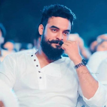 These PICS of Tovino Thomas in white prove how handsome he is, See here