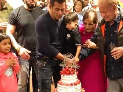 Chiranjeevi calls Salman Khan a 'superstar with golden heart', Venkatesh posts throwback pic