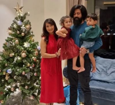 KGF स्टार यश ने पत्नी राधिका पंडित और उनके दो बच्चों के साथ एक तस्वीर खिंचवाई
