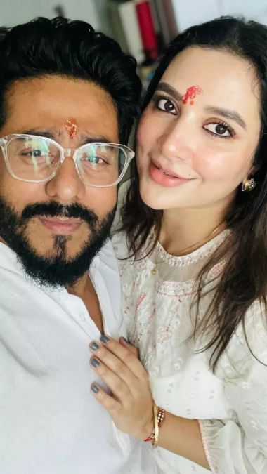 Subhashree Ganguly & Raj set major love goals for Valentine's Day; Pics Viral