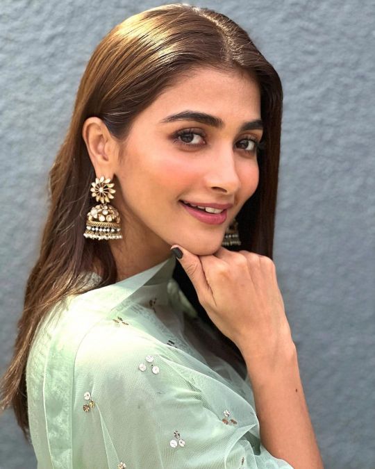 Pooja Hegde to be the Special Guest in Sa Re Ga Ma Pa Show, See Video