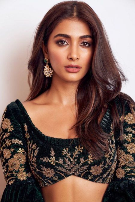 Pooja Hegde to be the Special Guest in Sa Re Ga Ma Pa Show, See Video