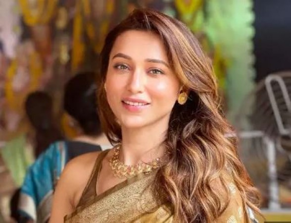 Bengali Diva Mimi Chakraborty lashes out at Airline for this reason
